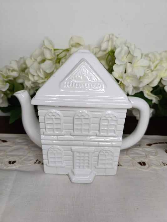 Lattiera e teiera a forma di casetta