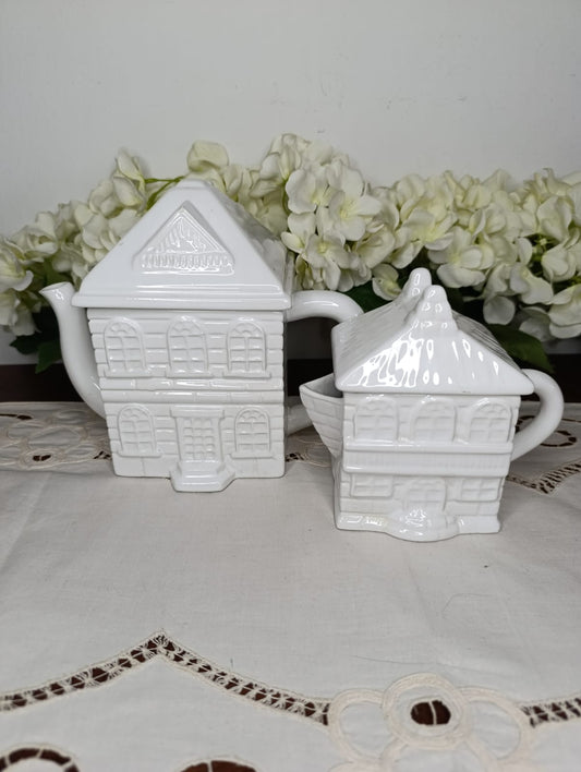 Lattiera e teiera a forma di casetta